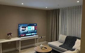 London 1 Bed Flat W Balcony